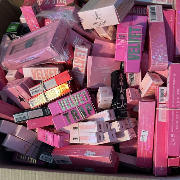 Tray 1- $4 starts new pallet in, everything must go Posh Live Player’s Pallet - Picture 6 of 7